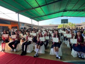 266 bachilleres reciben títulos en el municipio Manuel Monge